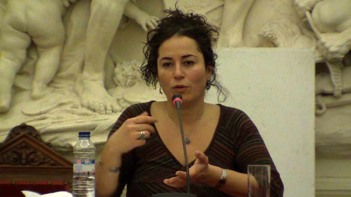 Pinar Selek lors d'une conférence à Paris en 2010. @Streetpepper/Creative_Commons
